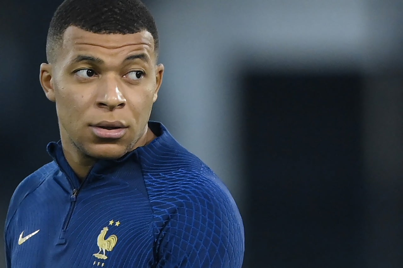 Kylian Mbappé, tiene contrato con PSG hasta 2025, pero mira para España.
