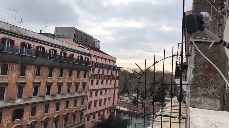 Piazza Vittorio, mientras los vecinos cantaban "Bella Ciao".