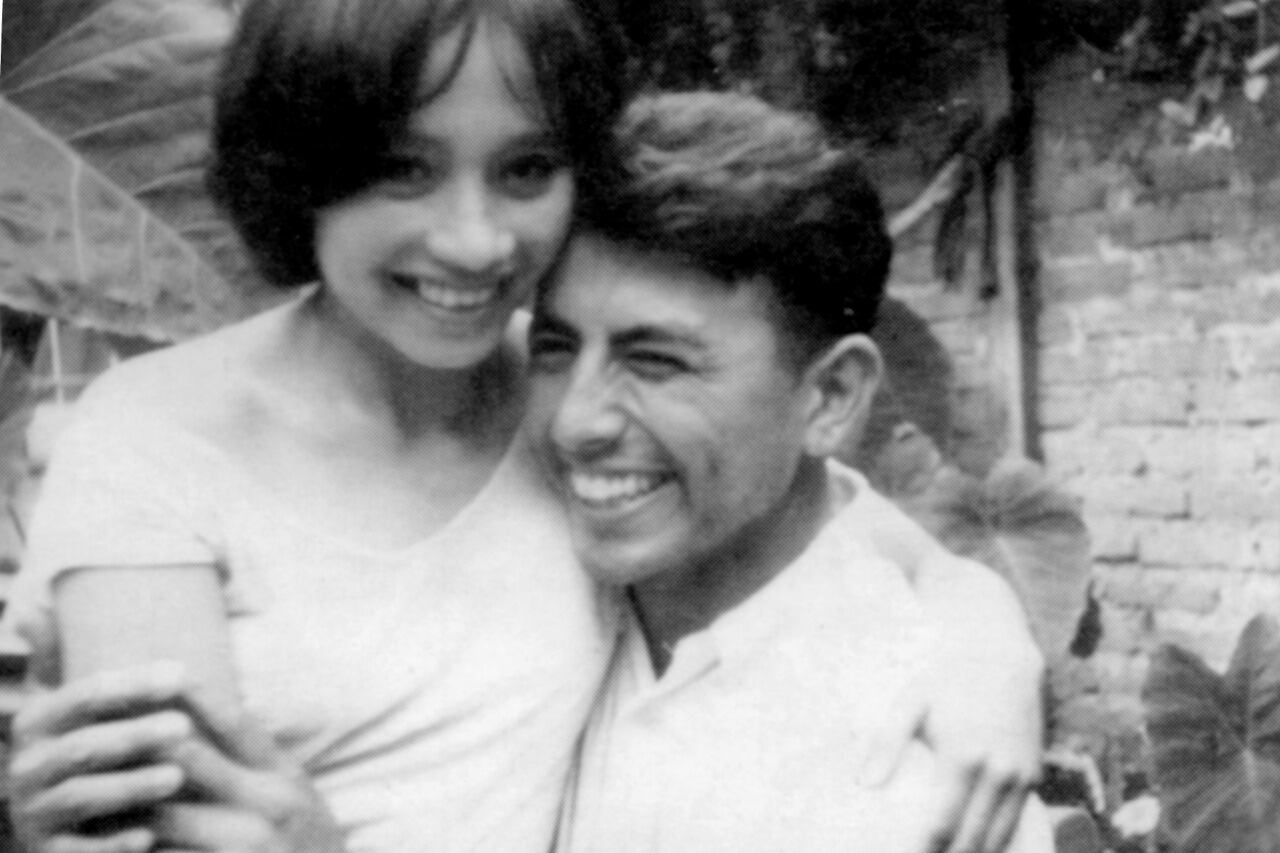 Abrazados y sonriendo ante la cámara, Ana María Villarreal y Mario Roberto Santucho.