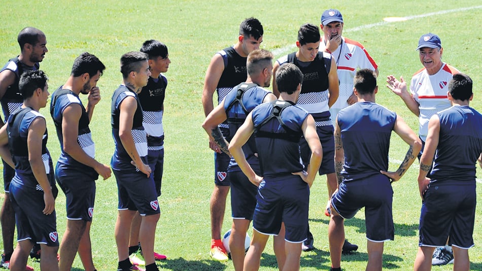 El DT Ariel Holan charla con el plantel del Rojo, durante la práctica.