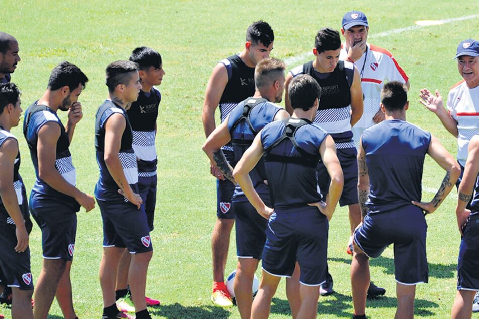 El DT Ariel Holan charla con el plantel del Rojo, durante la práctica.