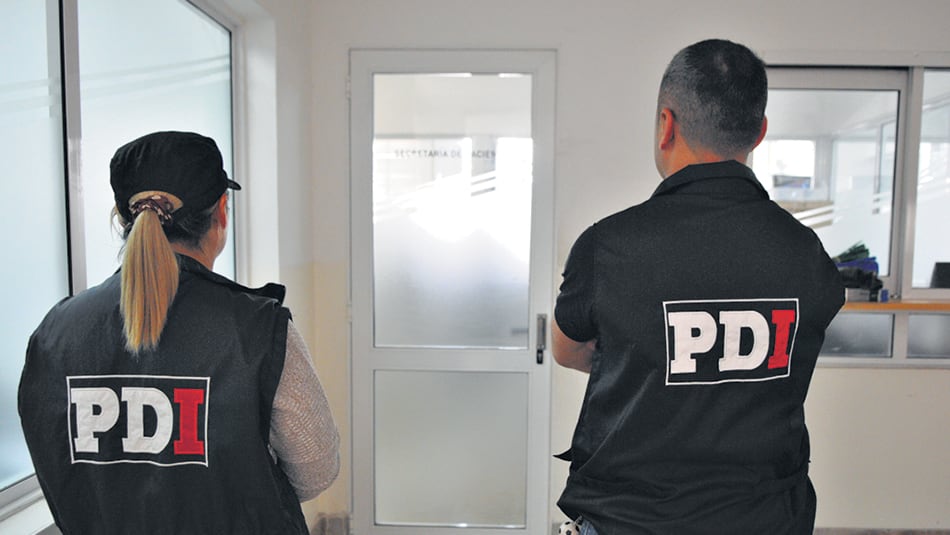 En los allanamientos participaron unos veinte efectivos de la Policía de Investigaciones.