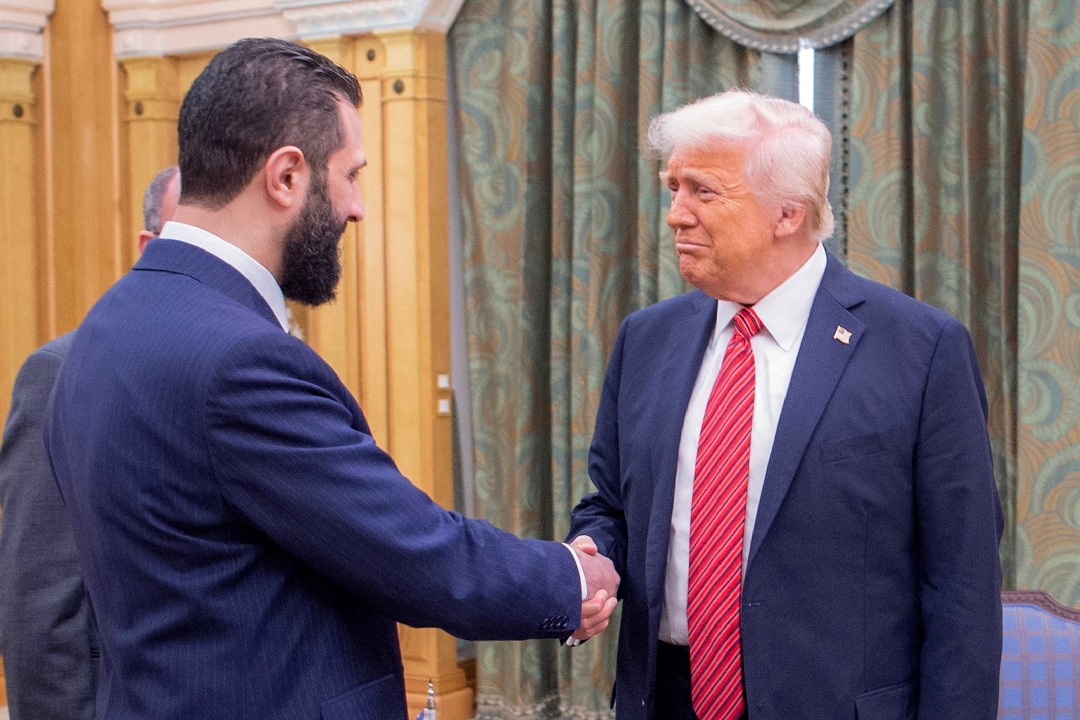 El presidente estadounidense Donald Trump estrecha la mano de su par sirio, Ahmed Al Sharaa, en un encuentro histórico