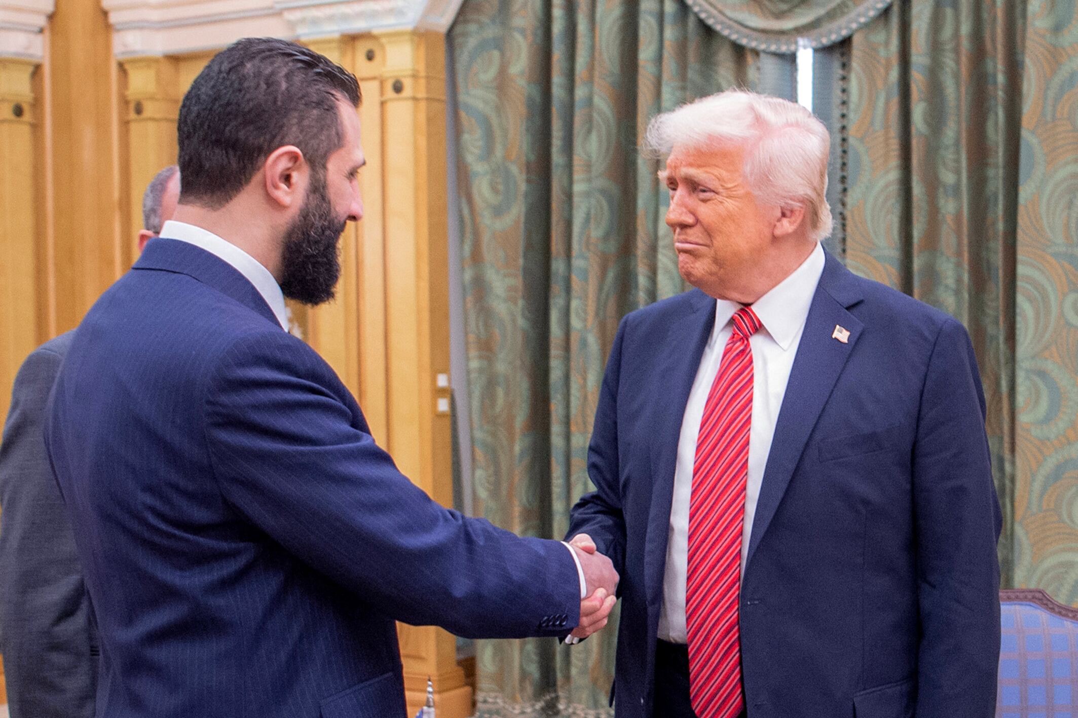 El presidente estadounidense Donald Trump estrecha la mano de su par sirio, Ahmed Al Sharaa, en un encuentro histórico