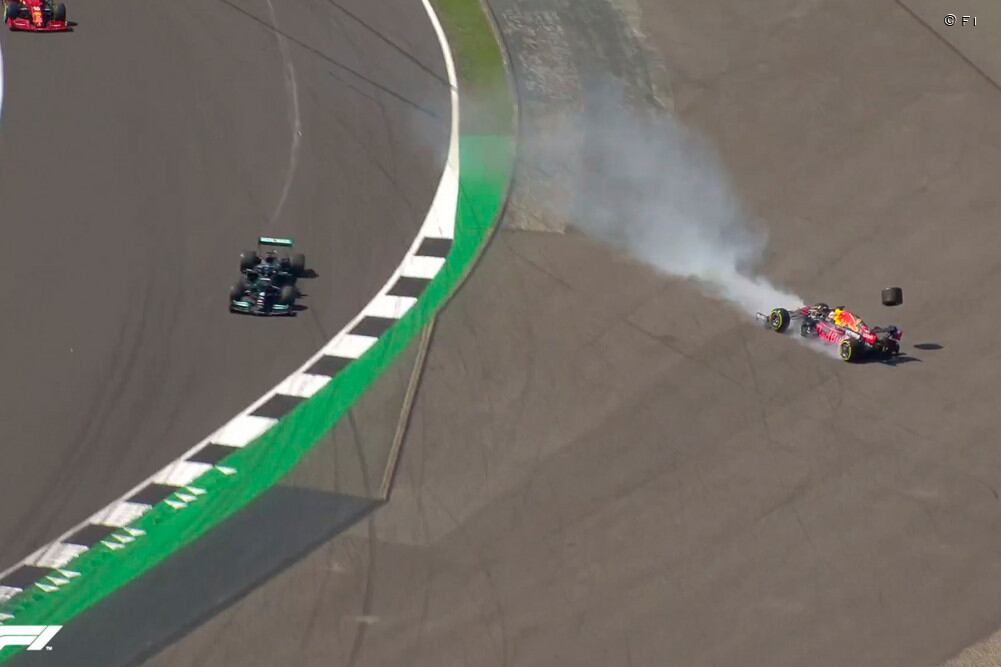 Hamilton ya sacó de pista a Verstappen, que terminará chocando contra la barrera de protección.