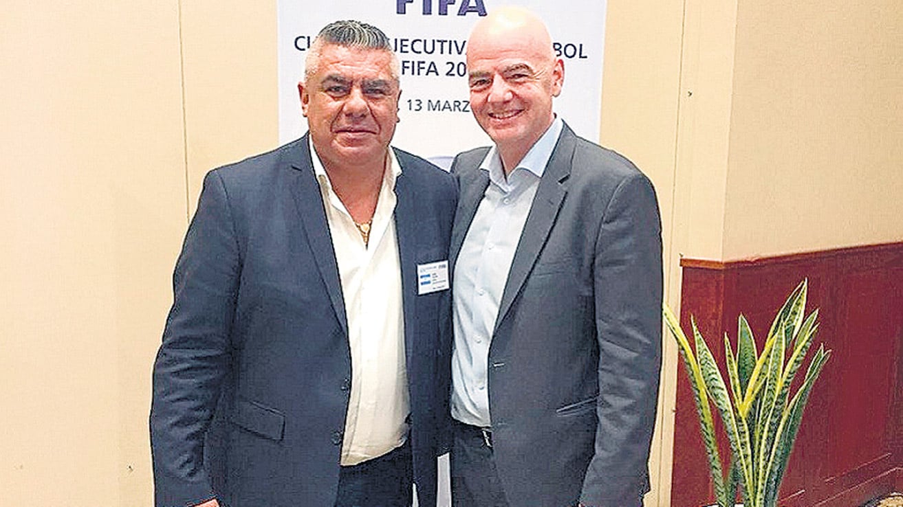 Tapia junto a Infantino en Perú, en el congreso de la Conmebol.