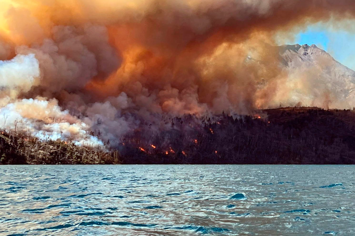 Las llamas del Lago Cholila afectaron "alrededor de nueve viviendas y otro tipo de edificaciones", (Foto: Ana Casavelos/Télam)