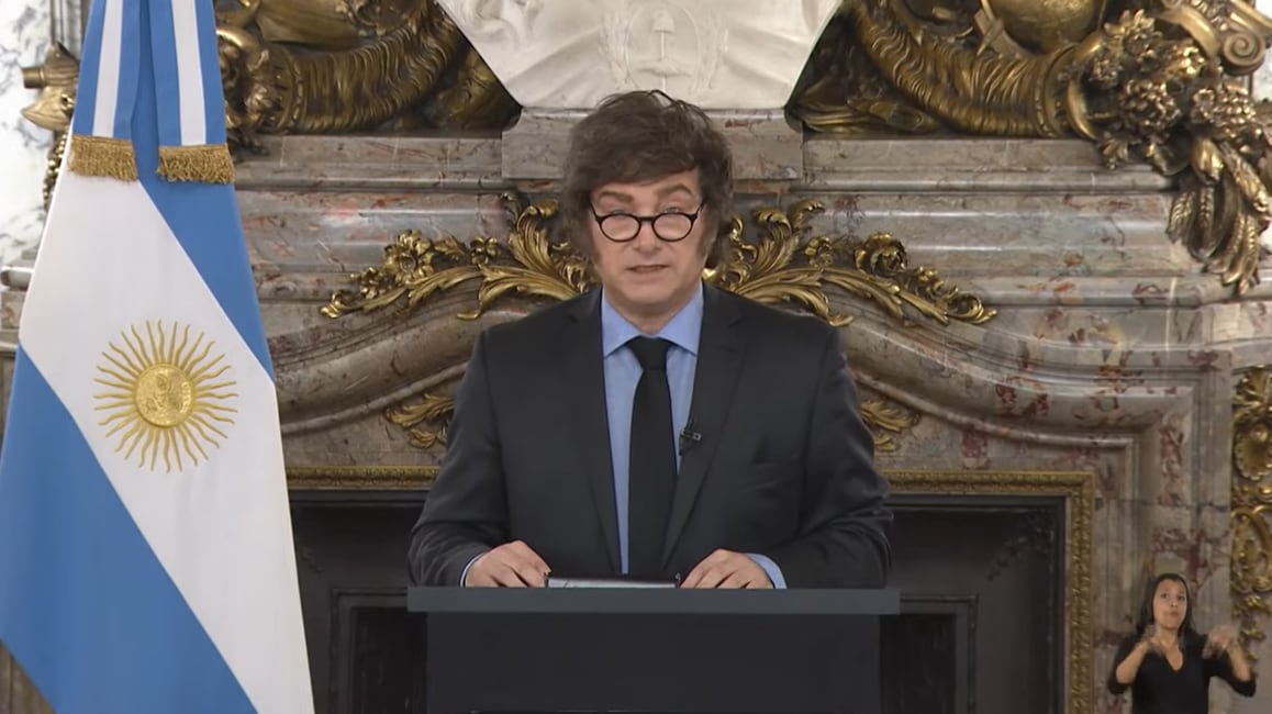 Mientras tanto, en la calle se organizó un ruidazo y en las redes se cocinaron memes con fuego lento