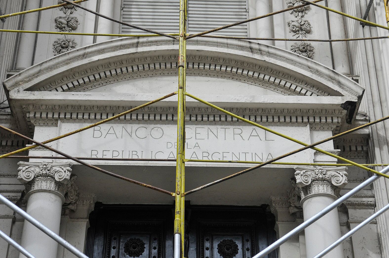 El Tesoro coloca fondos a una tasa 10 puntos por debajo de la que el BCRA le paga a los bancos