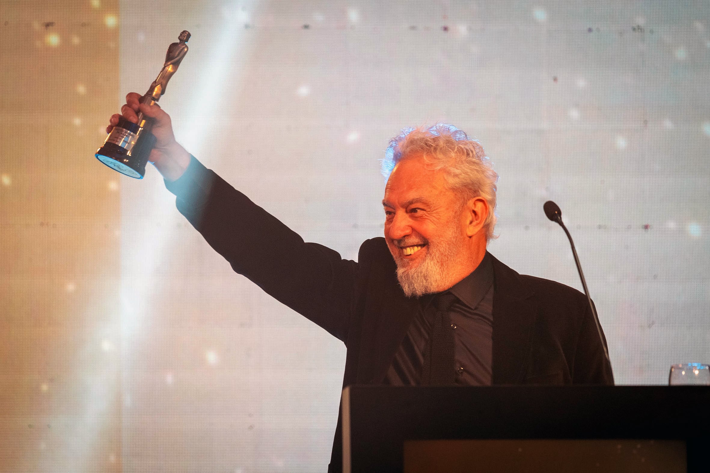 “Cuando se apague todo, la radio es la resistencia”, dijo Lalo Mir, Fierro de Oro 2021. 