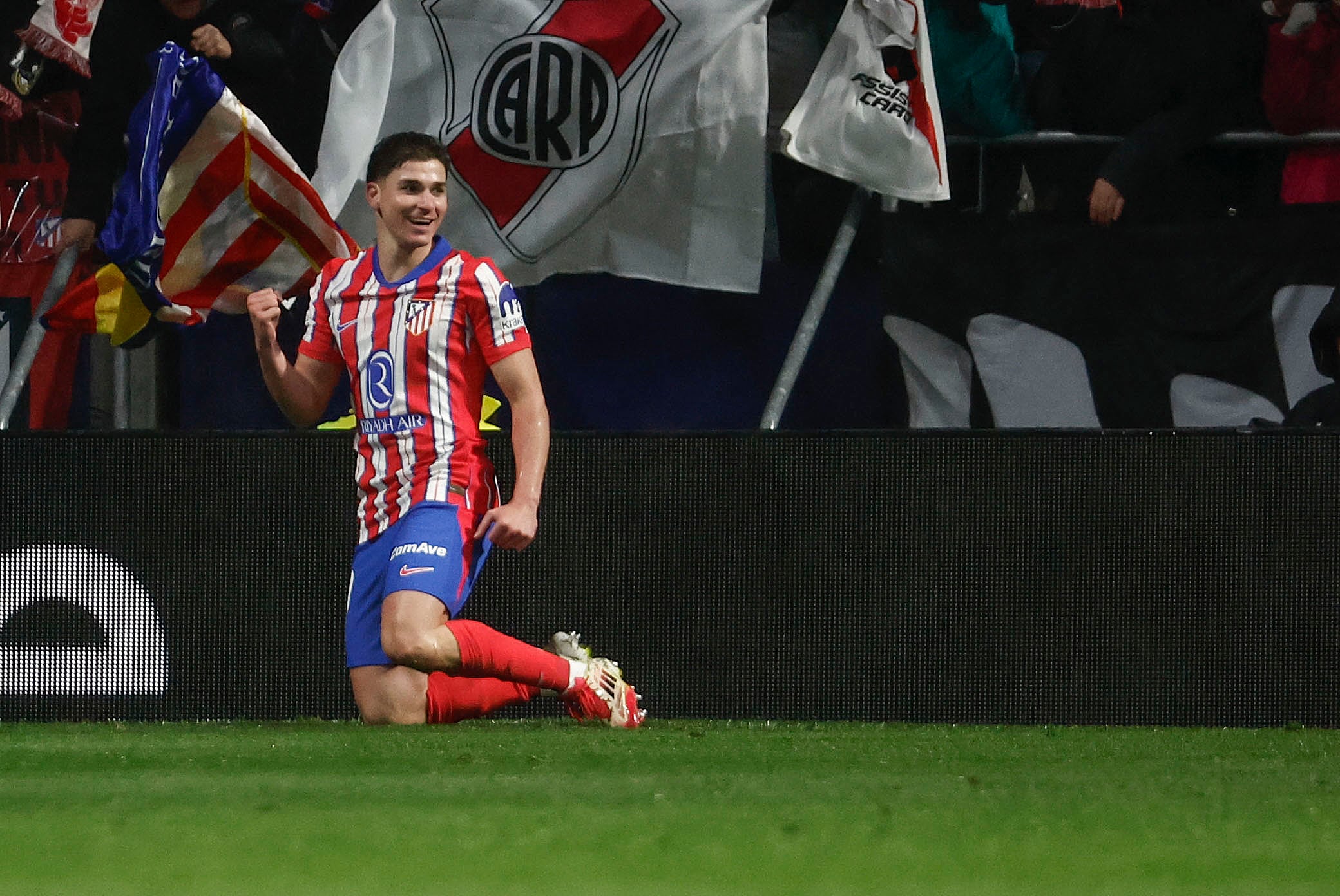 Julián Alvarez celebra el gol que le vio la victoria al Aleti