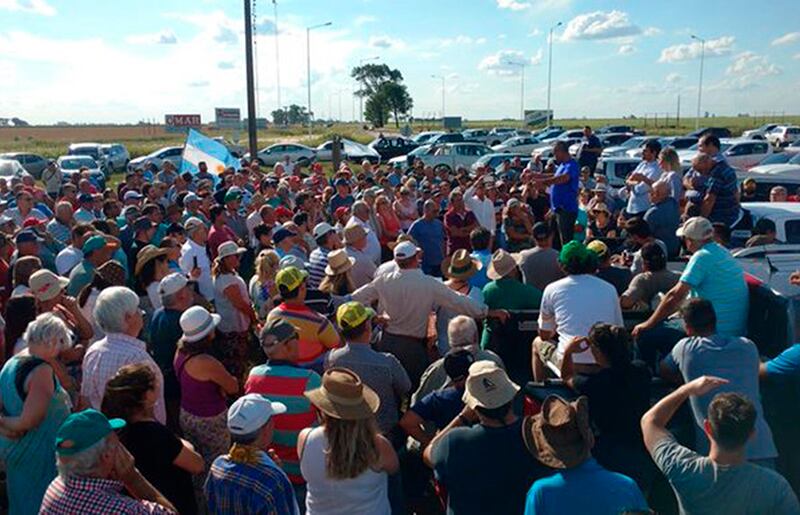 La asamblea de Armstrong en el cruce de las rutas 9 y 178.