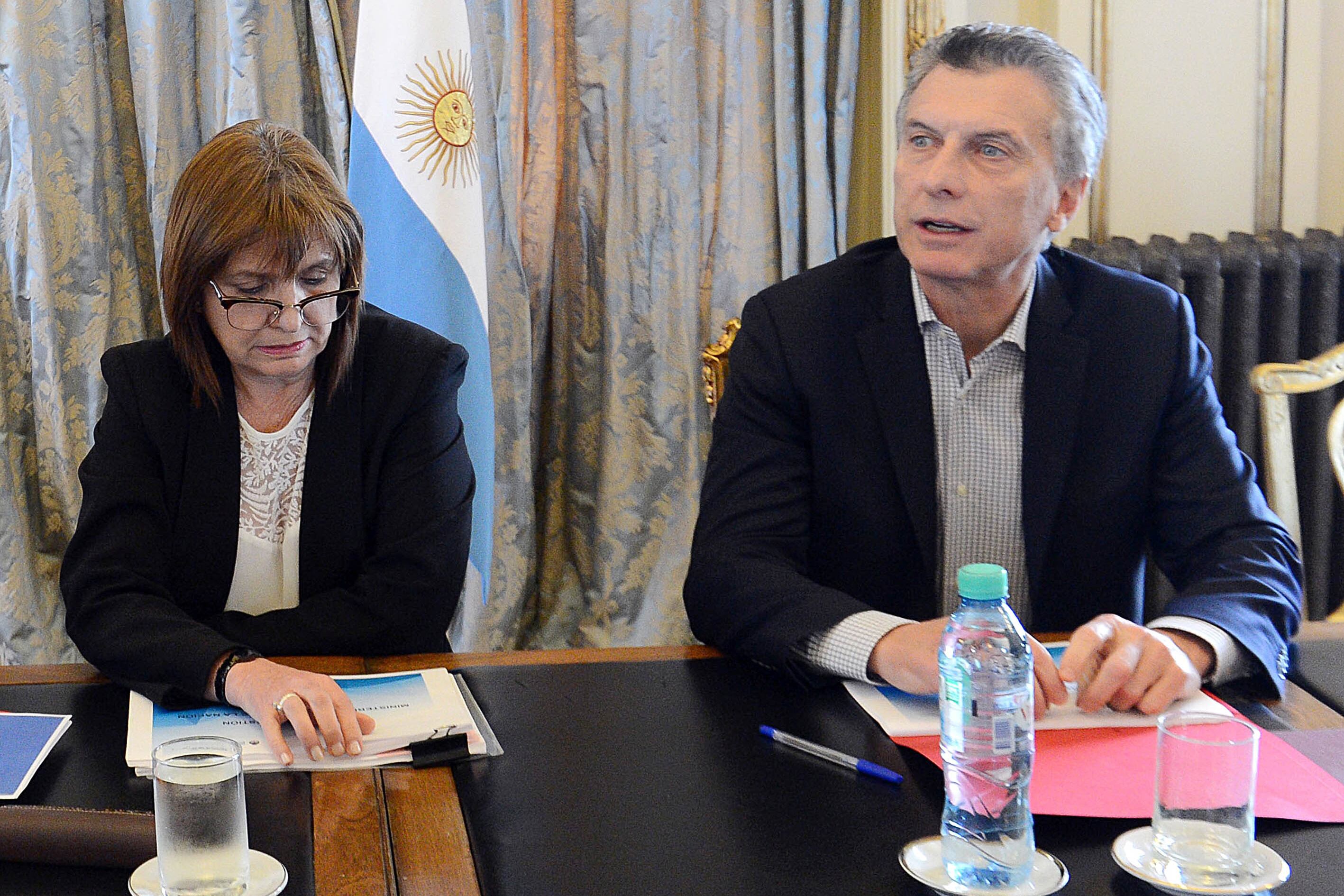La ministra Bullrich junto a Macri, lejos de aquel 2003 en el que lo trató de "corrupto".
