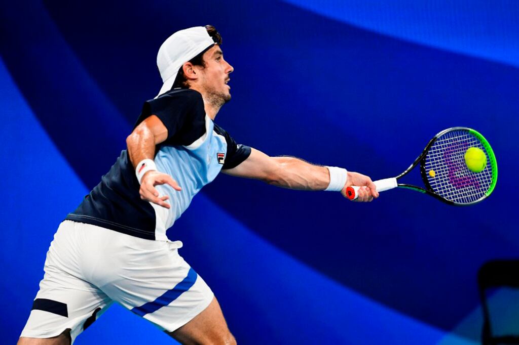 Guido Pella no pudo con la potencia de Khachanov en el primer punto de la serie.
