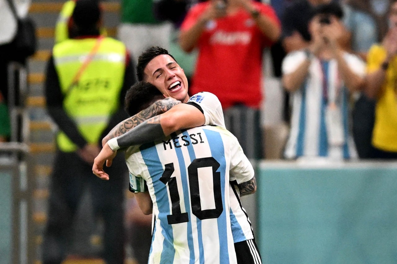 Enzo Fernández y el abrazo con Messi tras su golazo ante México