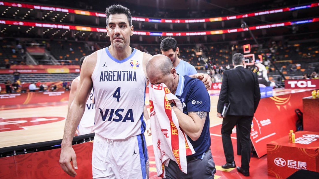 Luis Scola, acompaña a Sergio Hernández, emocionado.