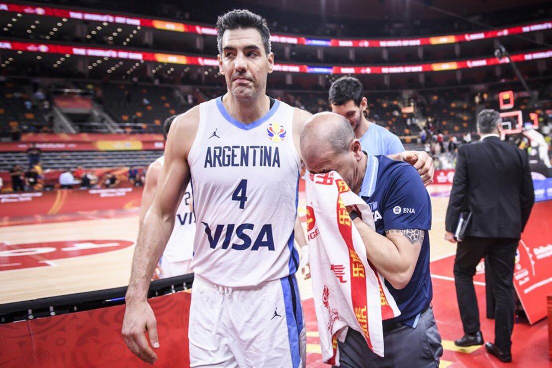 Luis Scola, acompaña a Sergio Hernández, emocionado.