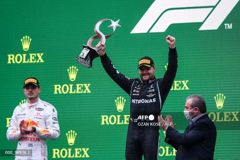 Bottas festeja en lo más alto del podia de Turquía