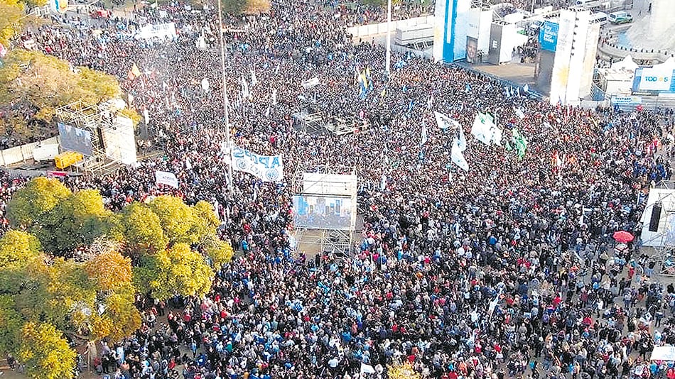 Una multitud se congregó desde temprano en el Monumento.