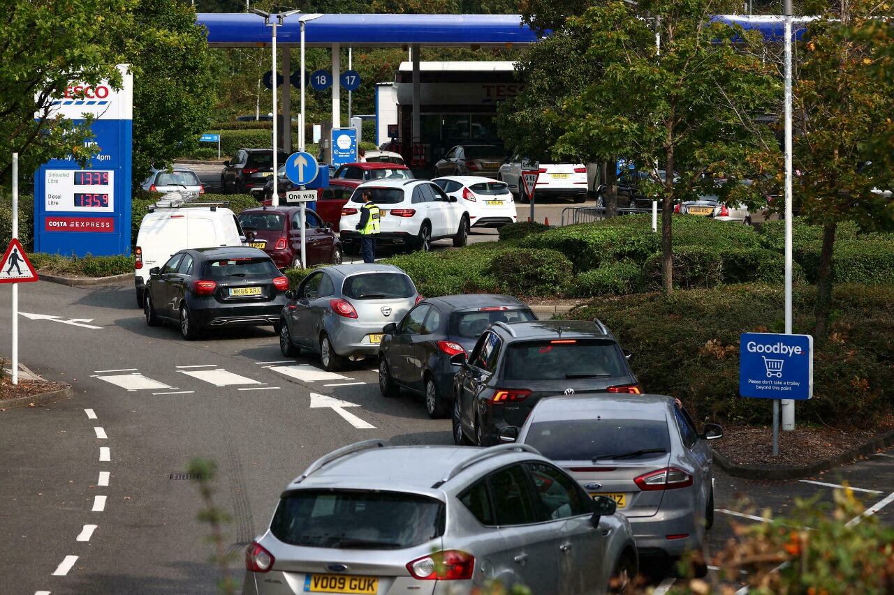 La interminable fila de vehículos para poder abastecerse de nafta en una estación de servicio de Camberley, en Londres.