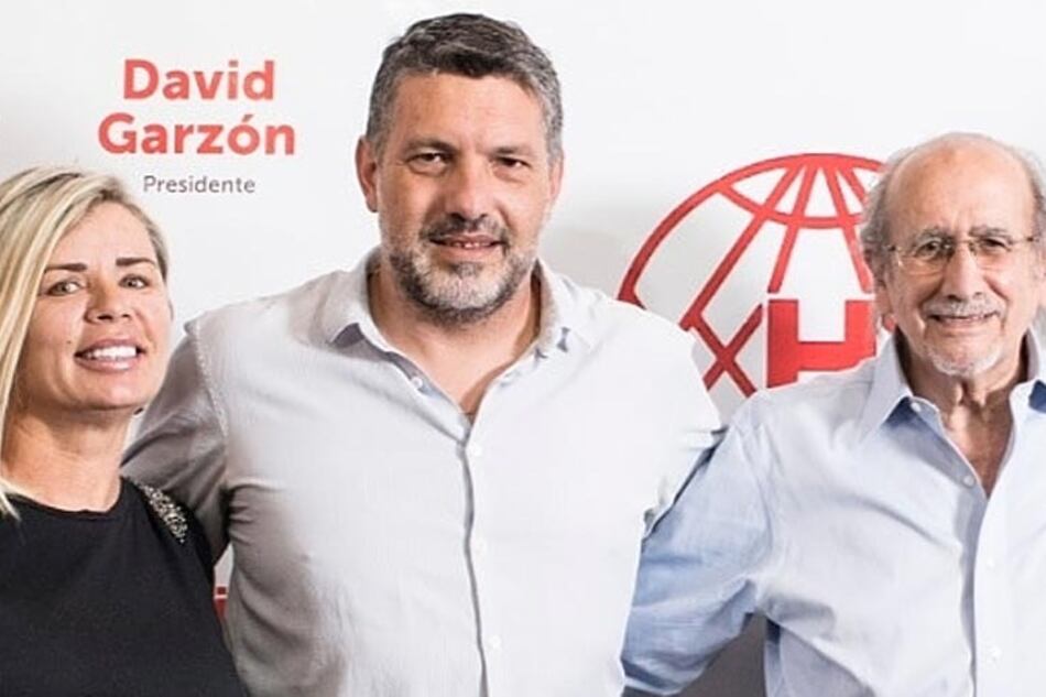 Garzón (centro), y los vocales Patricia González y Néstor Vicente.