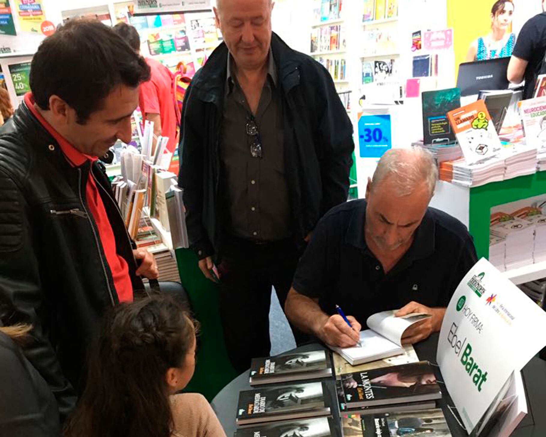 Barat es escritor, ingeniero agrónomo, viajero y practicante de artes marciales.