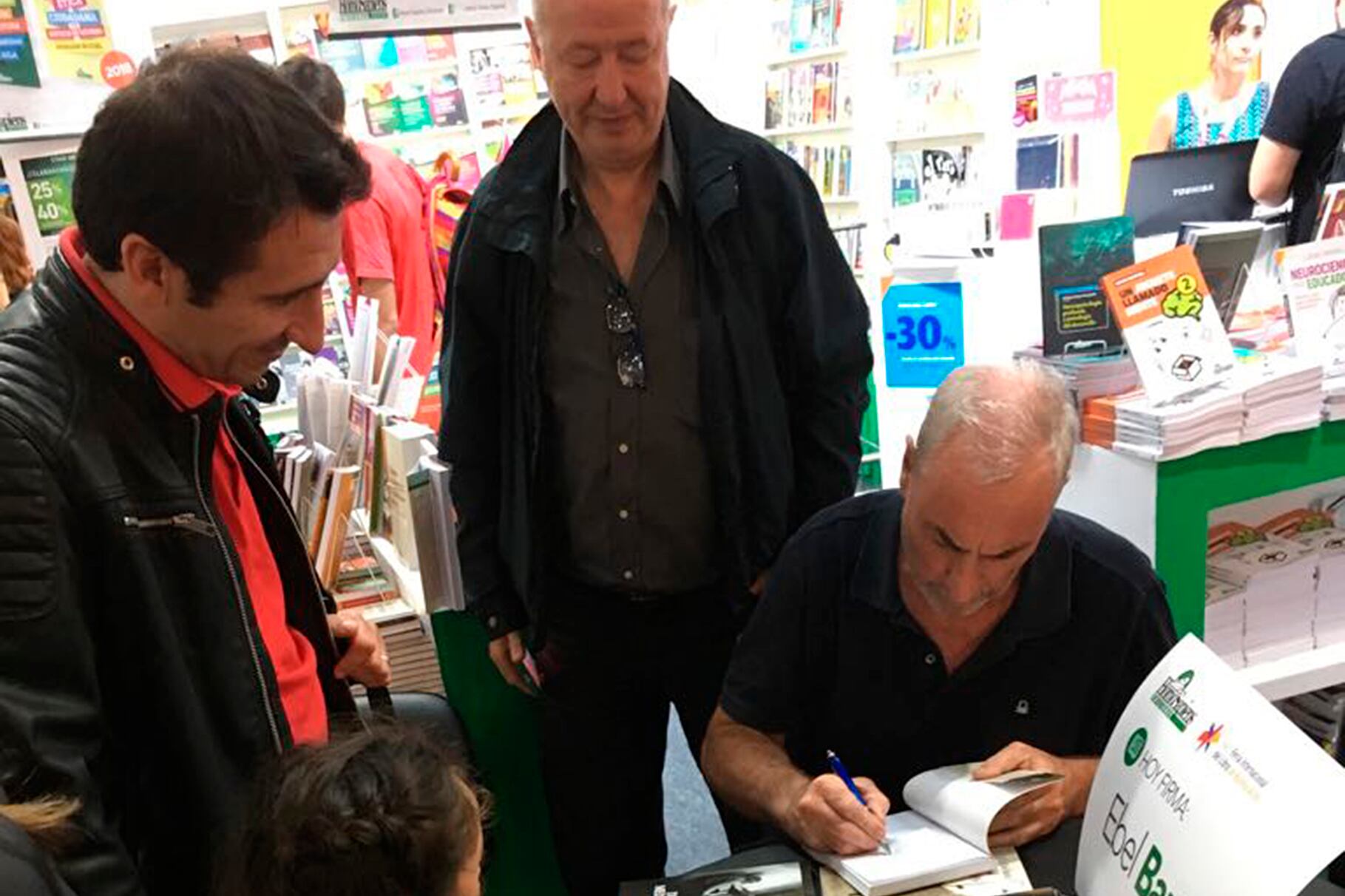 Barat es escritor, ingeniero agrónomo, viajero y practicante de artes marciales.