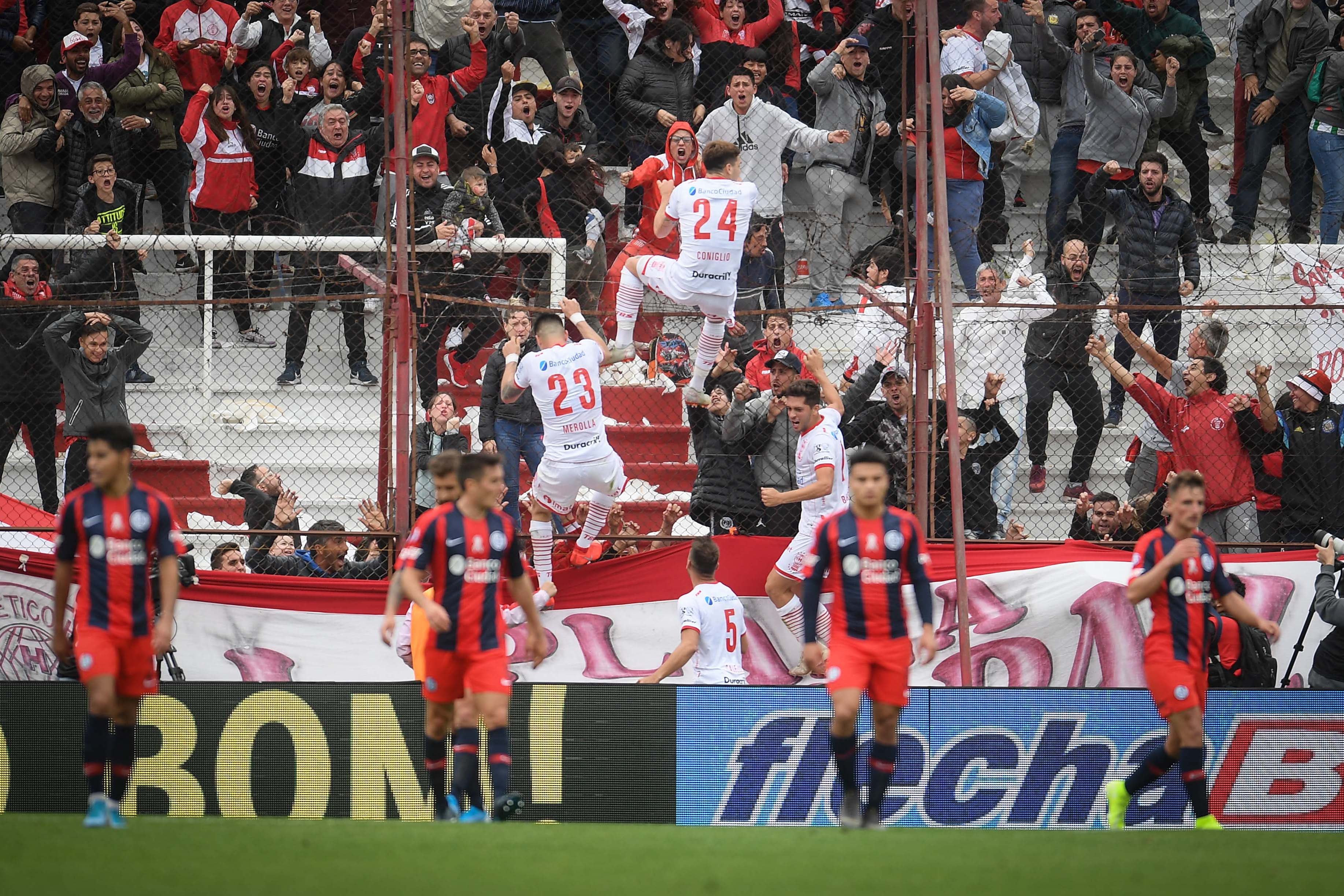 Festejo de Huracán; lamento de San Lorenzo con el 2-0 final.