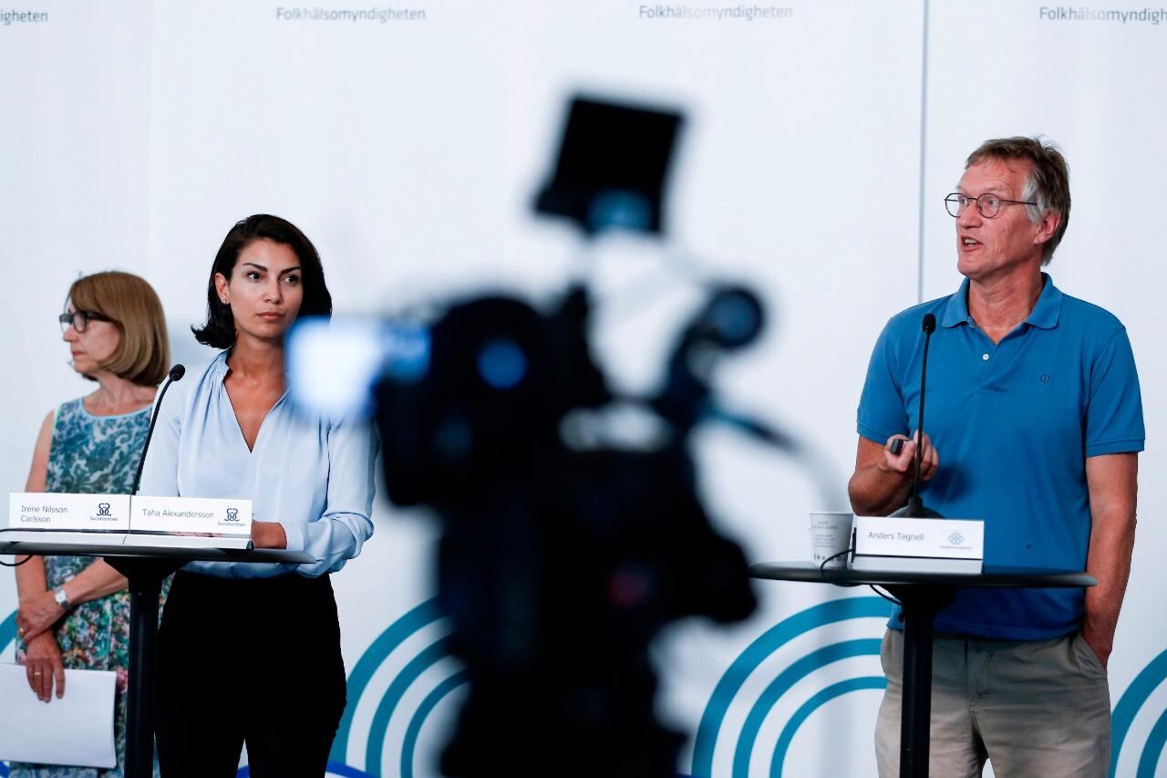 Anders Tegnell (der.) y la Jefa de emergencias Taha Alexandersson, de la agencia de Salud Pública sueca.