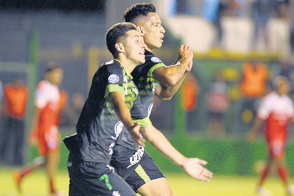 Defensa festeja: volvió a ganar agónicamente y es puntero con Racing.