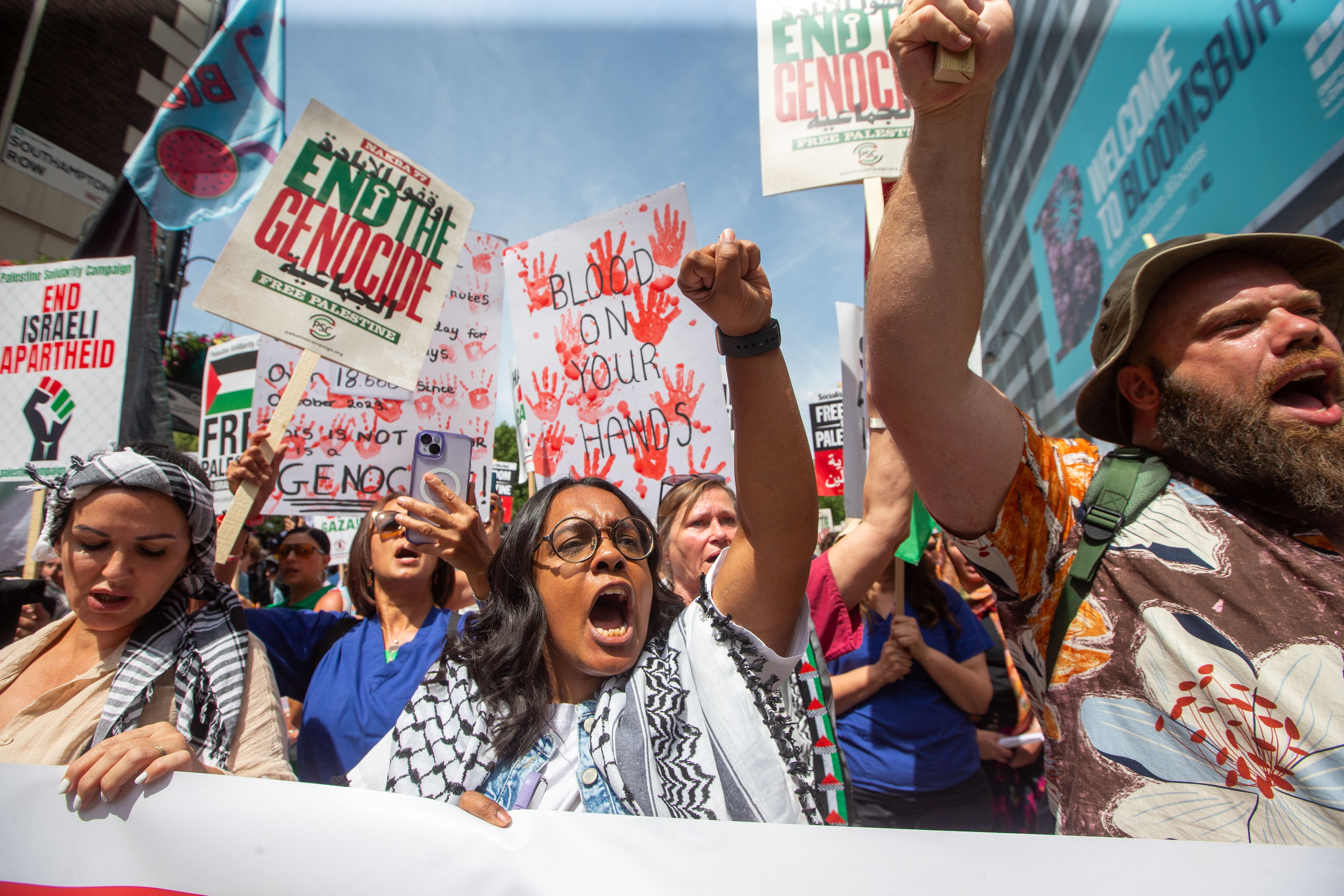 Manifestantes gritan su apoyo a Palestina durante la marcha en Londres.