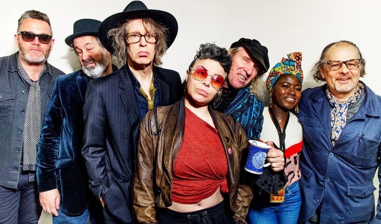 The Waterboys lanzó un disco singular, desprejuiciado y maravilloso.