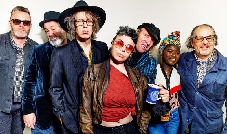 The Waterboys lanzó un disco singular, desprejuiciado y maravilloso.