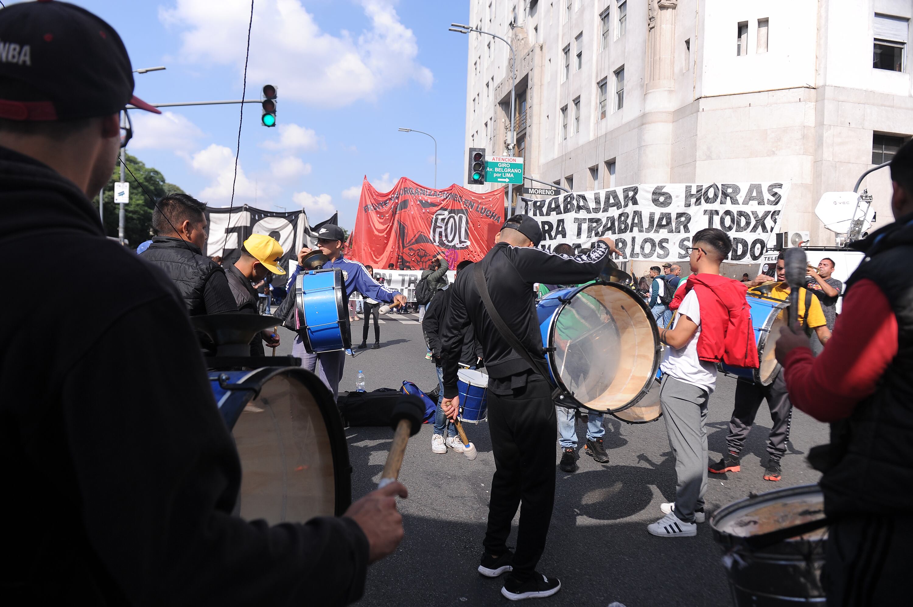 Integrantes de cooperativas de un grupo de movimientos como el FOL y el MTD Aníbal Verón cortaron el tránsito sobre la Avenida 9 de Julio "contra el vaciamiento del Potenciar Trabajo".