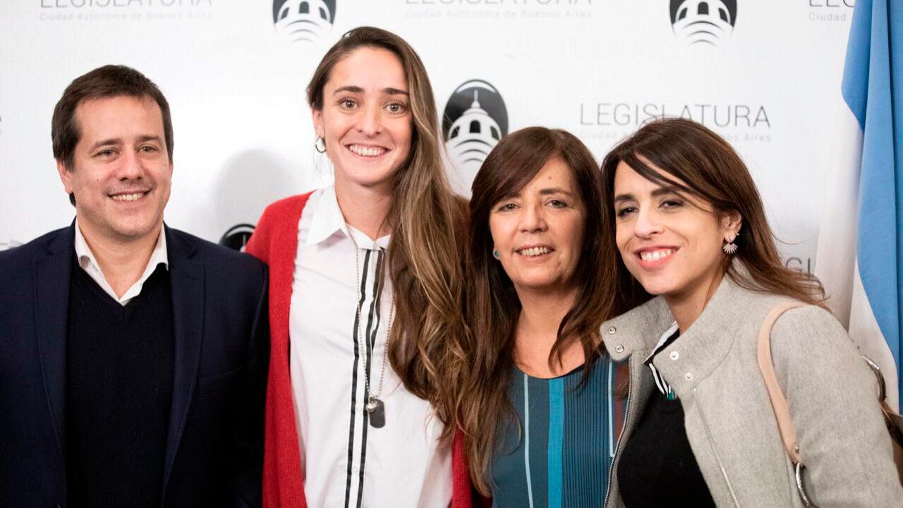 Maca Sánchez muestra la distinción que recibió por su lucha.