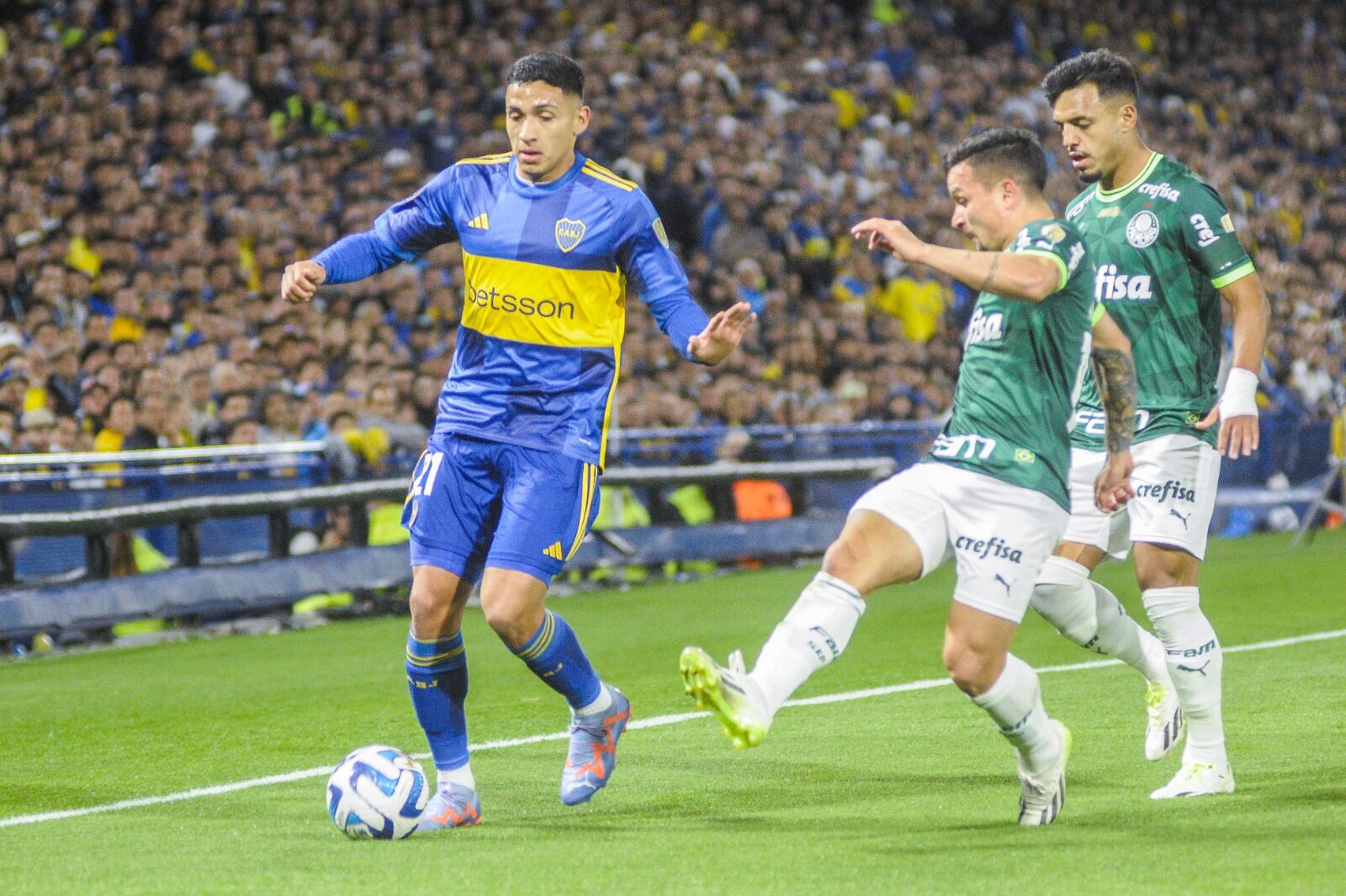Ezequiel Fernández intenta ante dos rivales