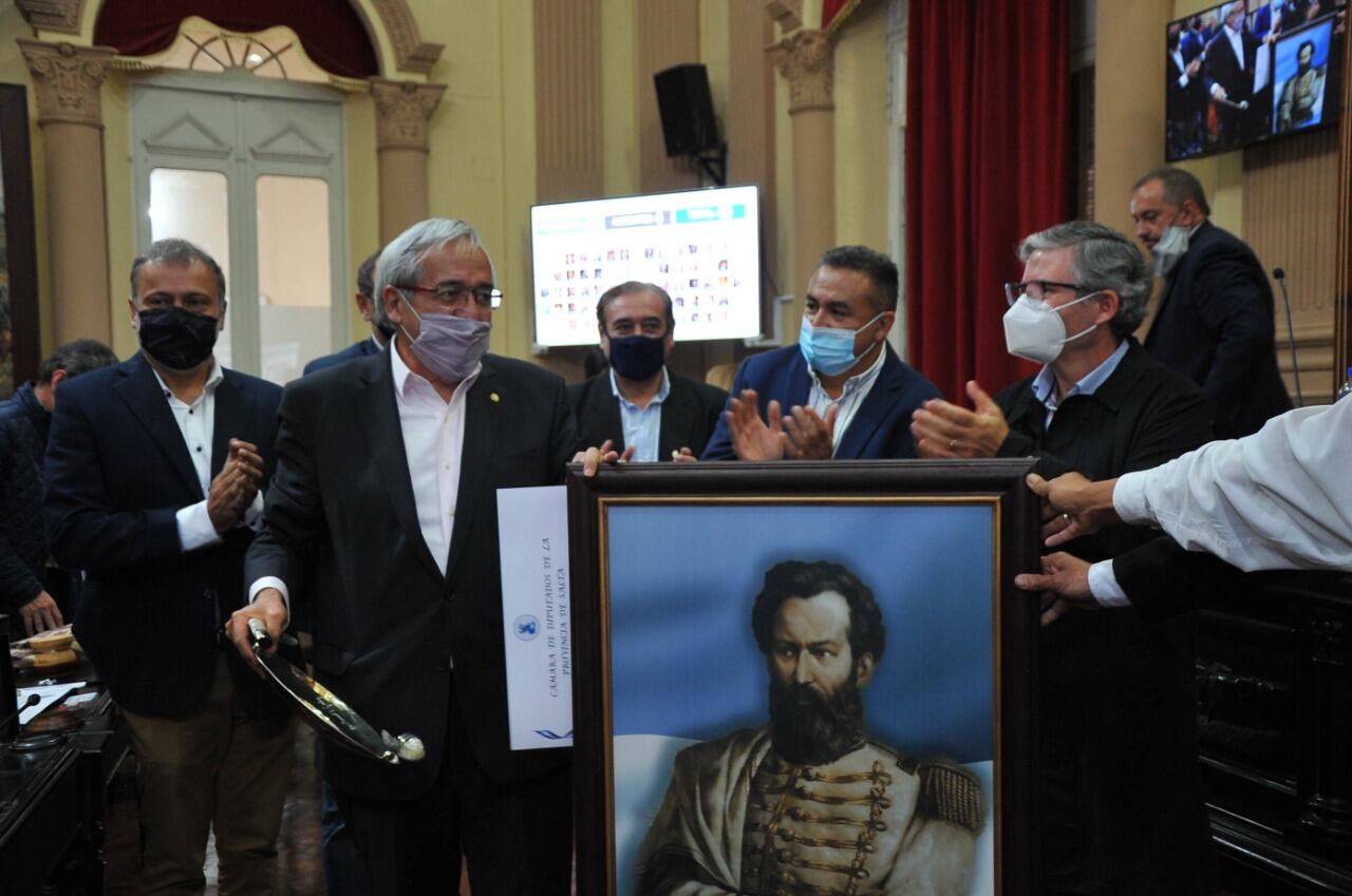 Anoche fue homenajeado en la Legislatura durante su última sesión