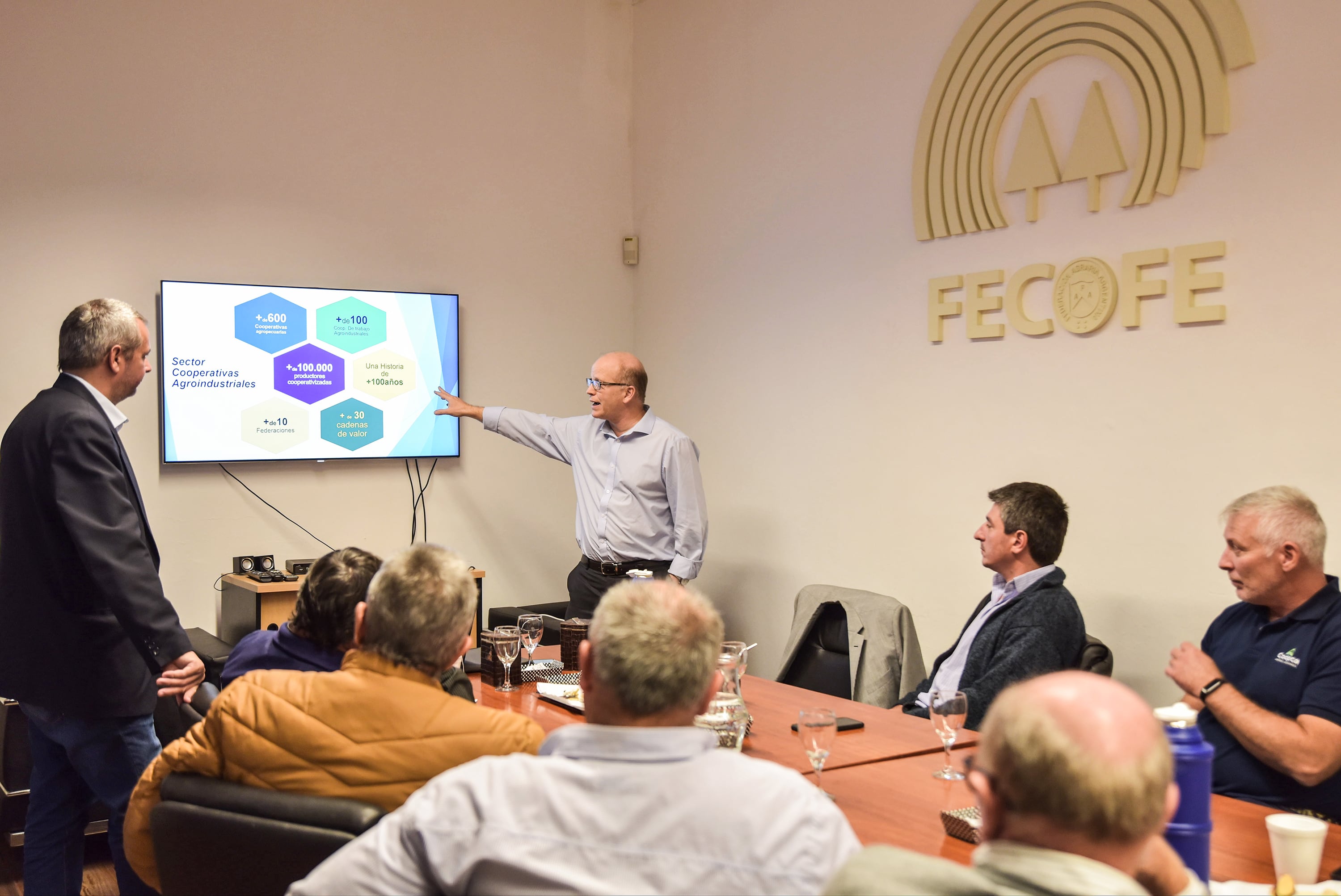 Contigiani (secretario de Alimentos y Desarrollo) presentó el programa ante federaciones de cooperativas de todo el país.