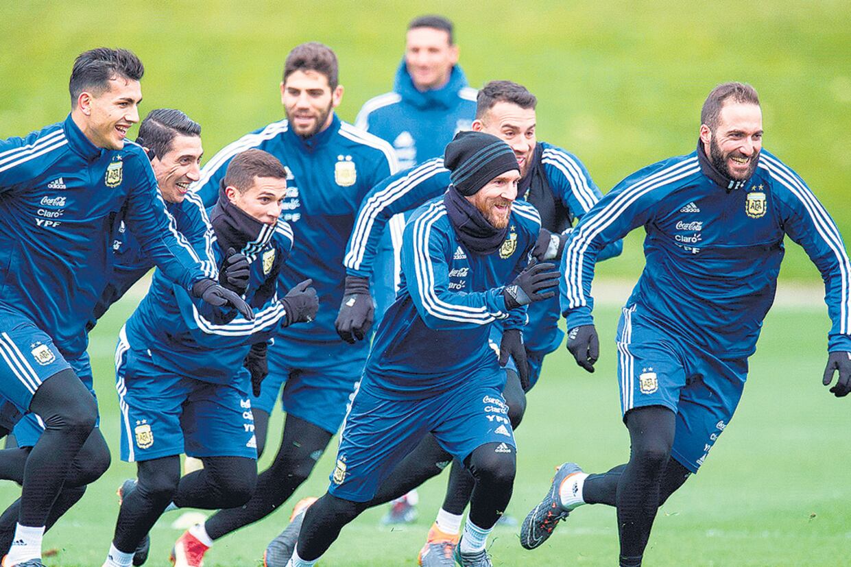 Los jugadores corren durante el entrenamiento realizado en el predio de Manchester City.