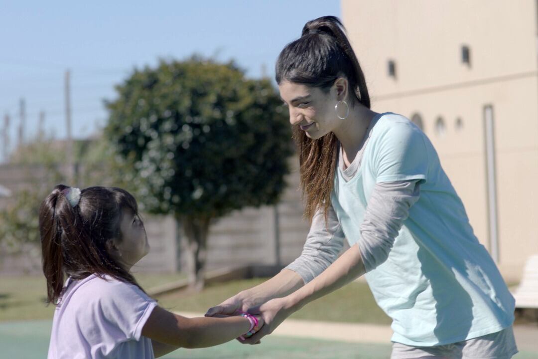Isabella, que interpreta a Luana de niña, y Luana hoy, adolescente, en una escena de la película.