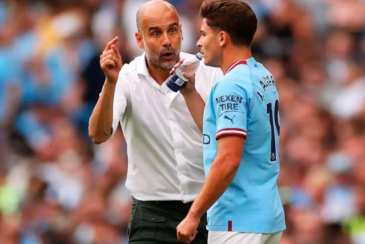 Guardiola le da indicaciones a Julián Fernández