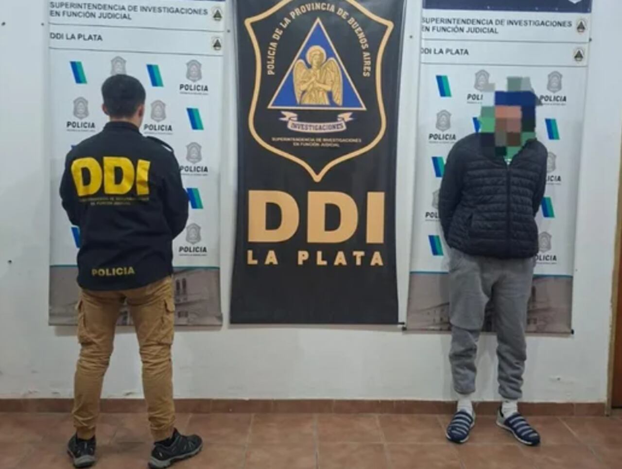 El agresor, tras ser detenido. 