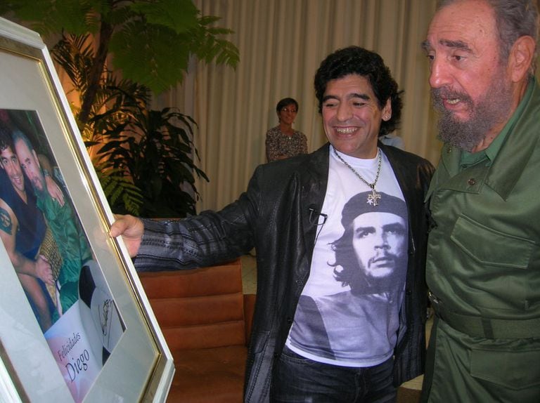 Diego Maradona con Fidel Castro con la omnipresente presencia del Che Guevara.