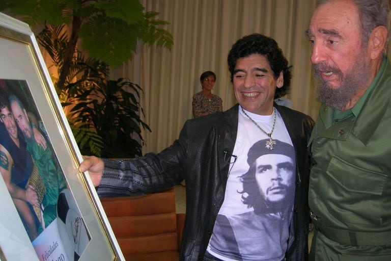 Diego Maradona con Fidel Castro con la omnipresente presencia del Che Guevara.