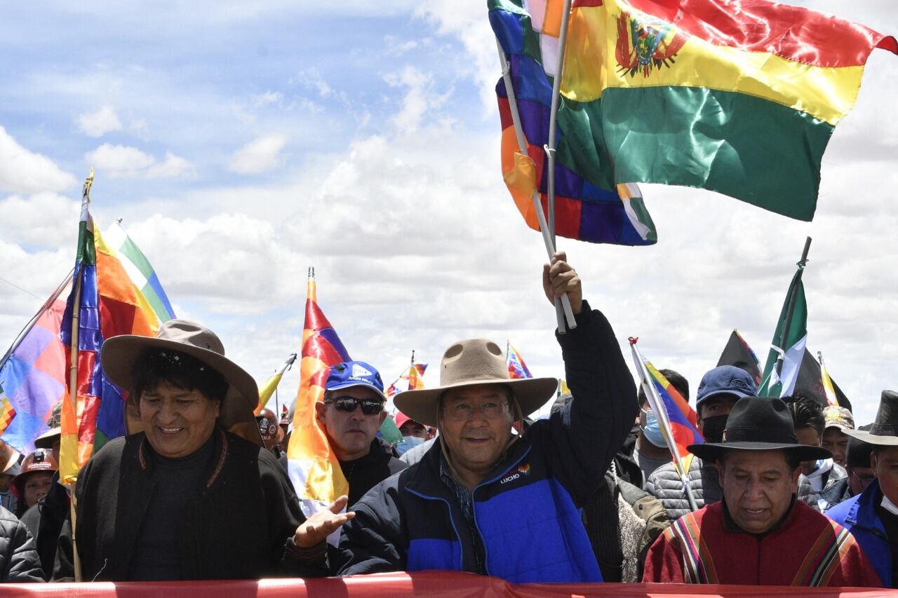 EvoMorales (izq.), Luis Arce y su vice, David Choquehuanca, encabezan la marcha.