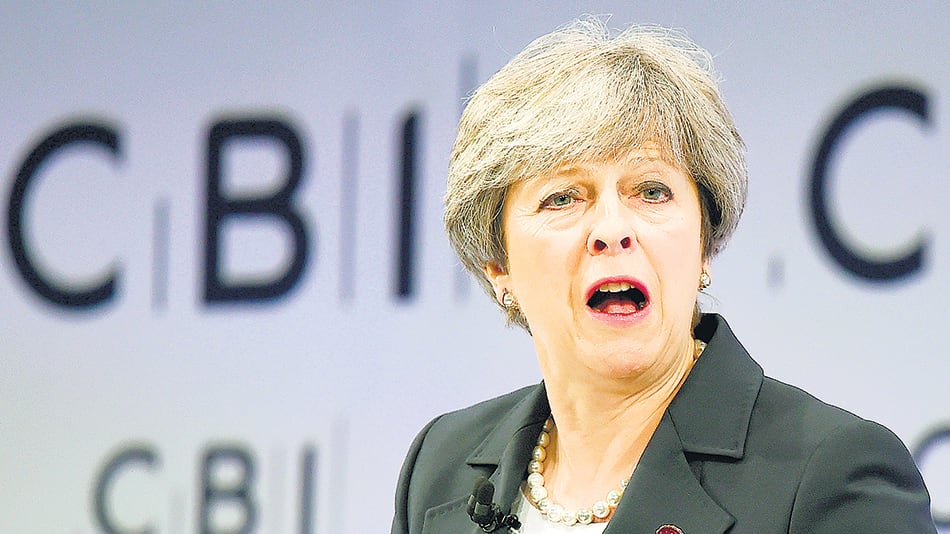 Theresa May pronuncia un discurso ante la conferencia de empresarios británicos (CBI).