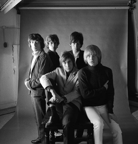 Un jovencísimo Keith Richards en una noche de bar, retratado por O'Neill con el eterno cigarillo en la mano.