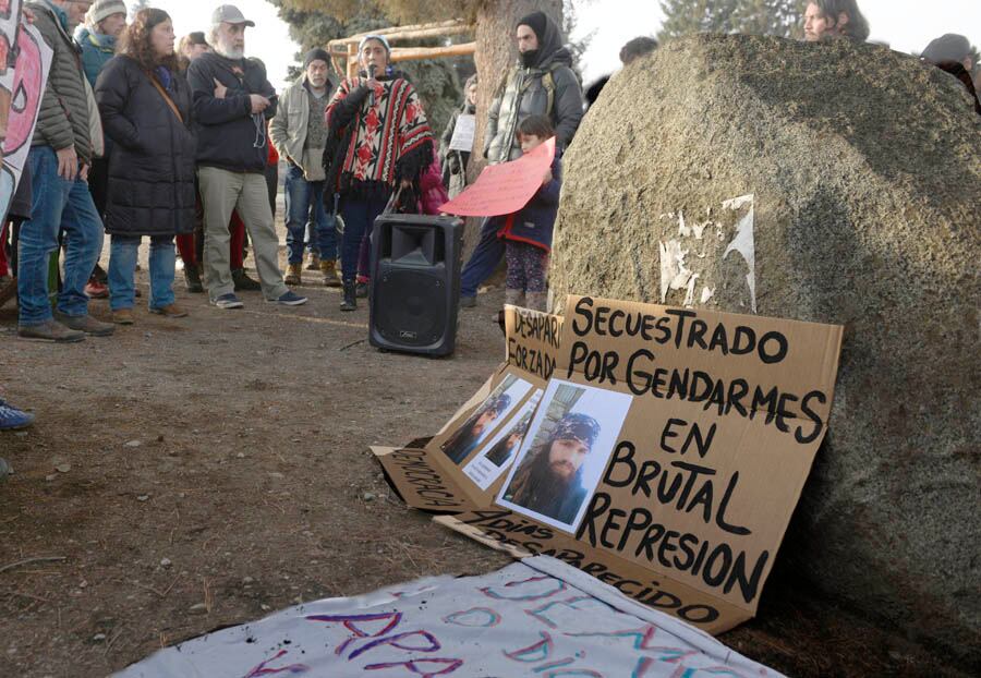 Cientos de vecinos de la localidad rionegrina de El Bolsón marcharon el viernes para pedir la aparición de Santiago.