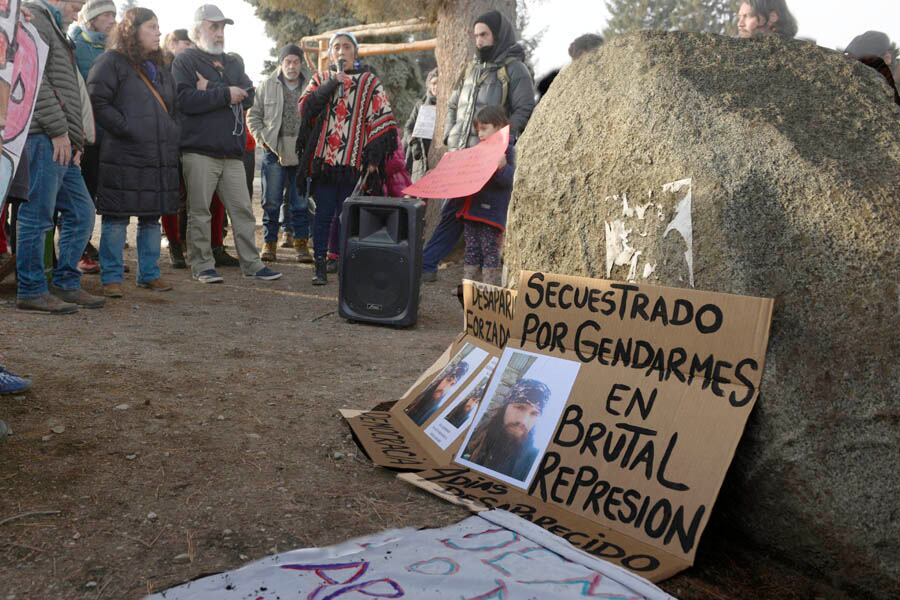 Cientos de vecinos de la localidad rionegrina de El Bolsón marcharon el viernes para pedir la aparición de Santiago.