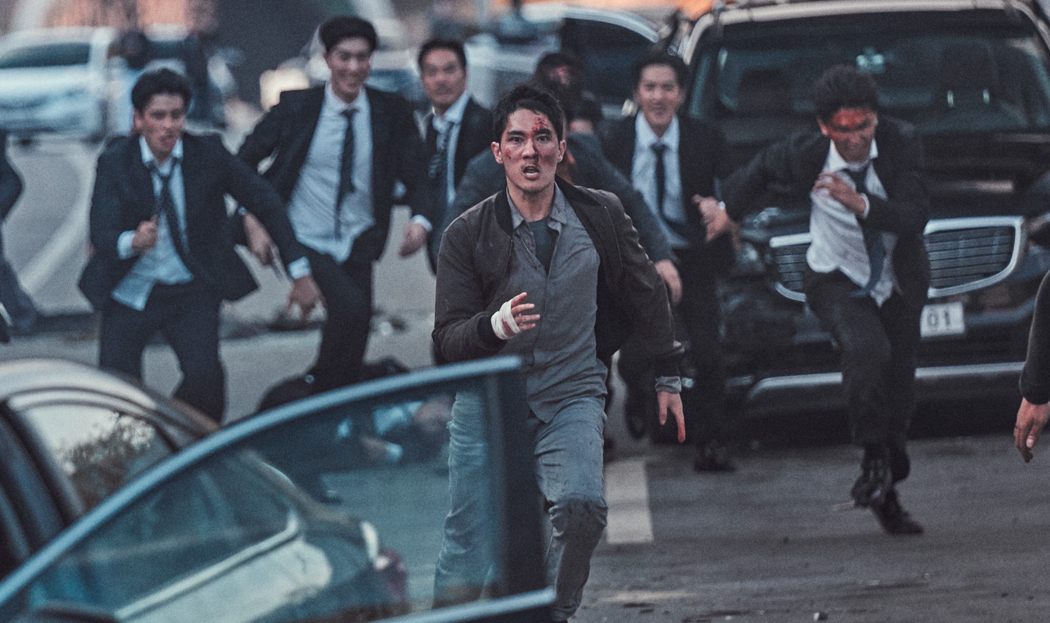 Hay muchas escenas de acción en "Noche en el paraíso".  